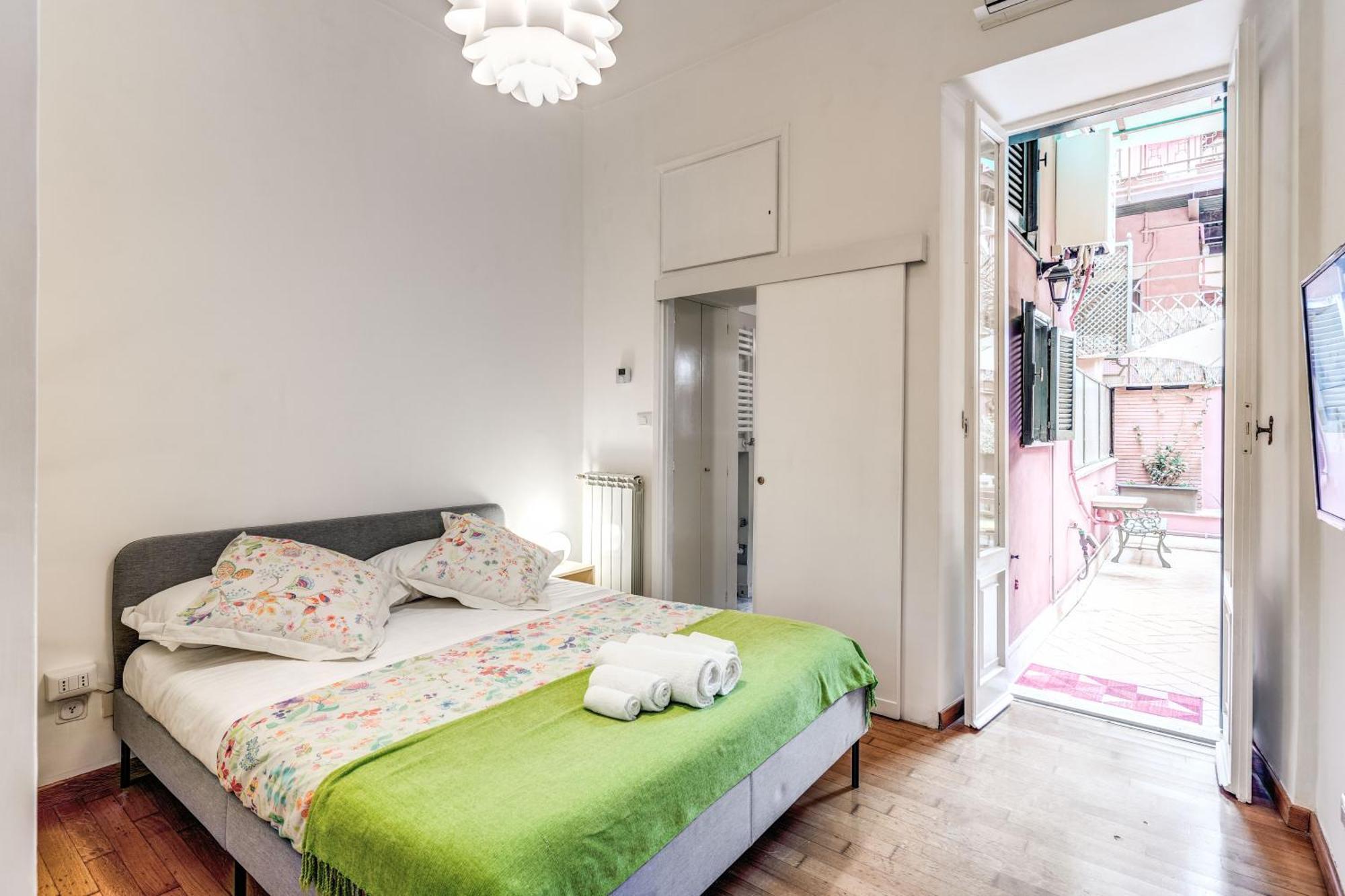 Elegant Apartment Behind The Colosseum Рим Екстериор снимка