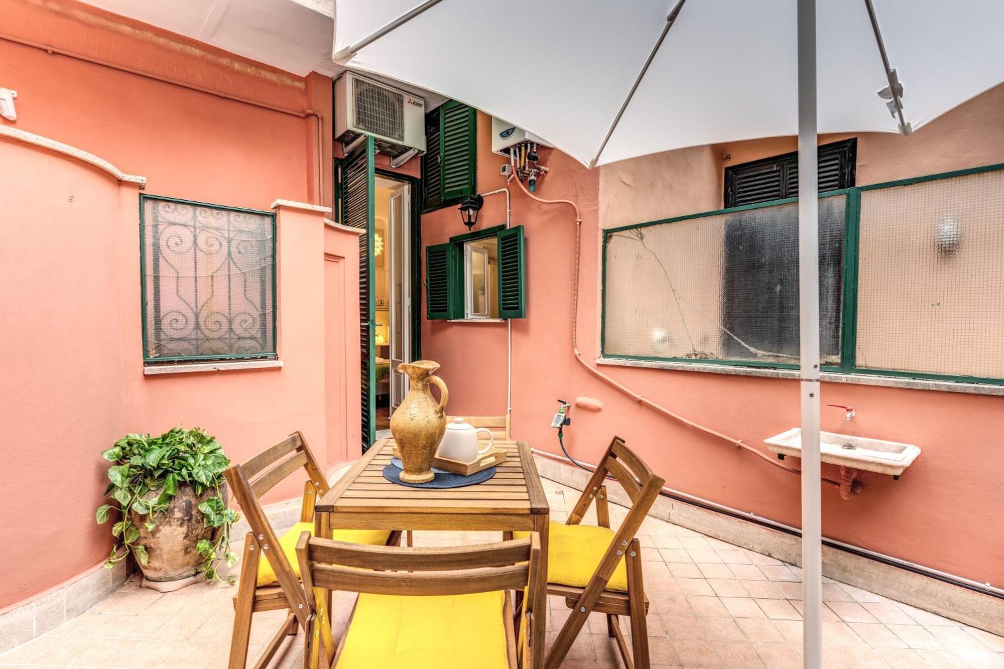 Elegant Apartment Behind The Colosseum Рим Екстериор снимка