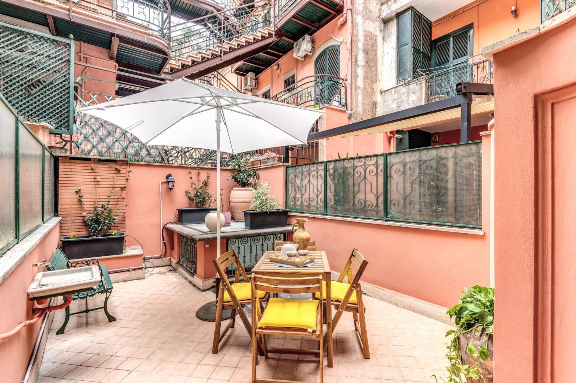 Elegant Apartment Behind The Colosseum Рим Екстериор снимка