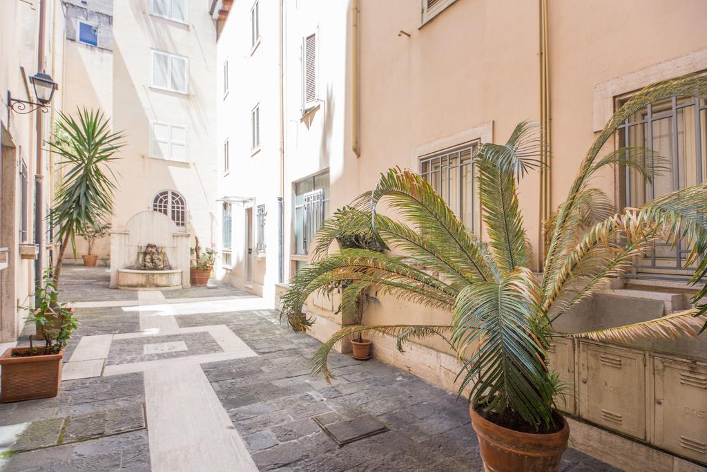 Elegant Apartment Behind The Colosseum Рим Екстериор снимка