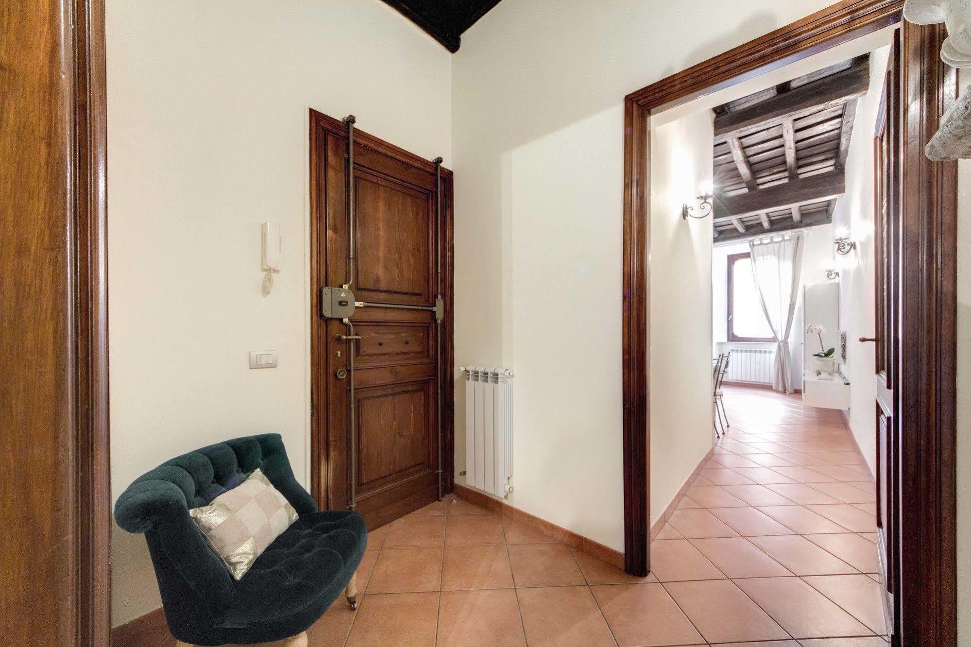 Elegant Apartment Behind The Colosseum Рим Екстериор снимка