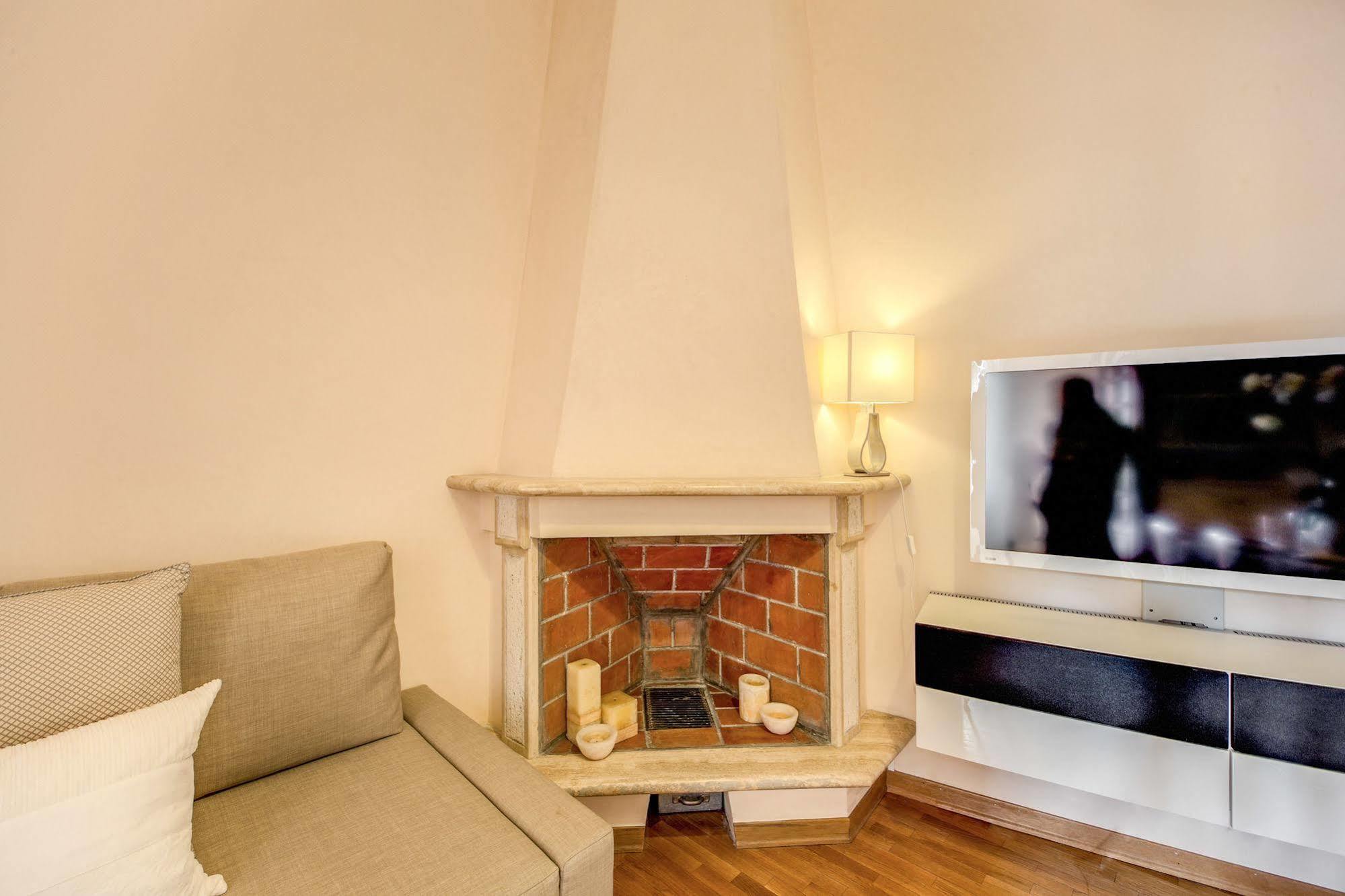 Elegant Apartment Behind The Colosseum Рим Екстериор снимка