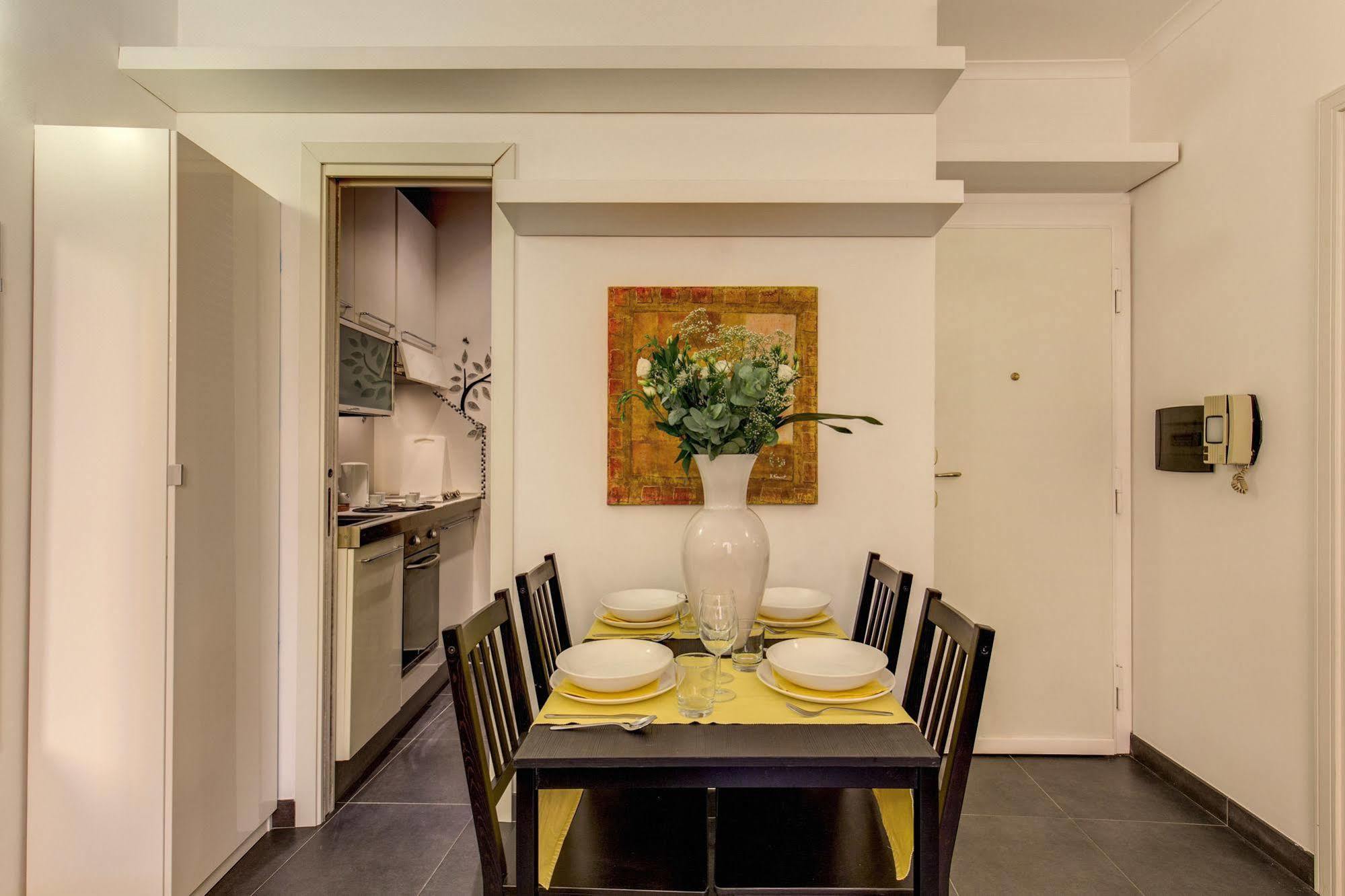 Elegant Apartment Behind The Colosseum Рим Екстериор снимка